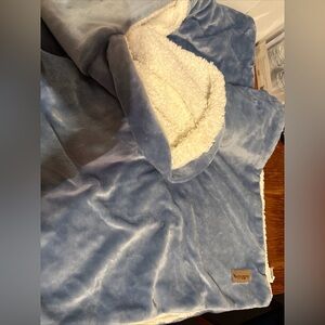 Blanket Throw “Koolaburra” By UGG 50”x60” Hooded Blue/white